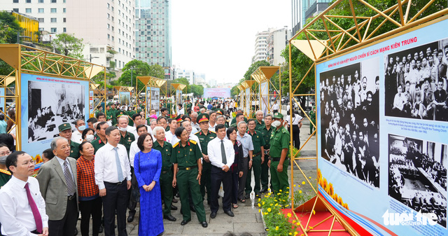 Hai triển lãm với hàng trăm bức ảnh về cố Thủ tướng Võ Văn Kiệt trưng bày ở TP.HCM - Ảnh 1.