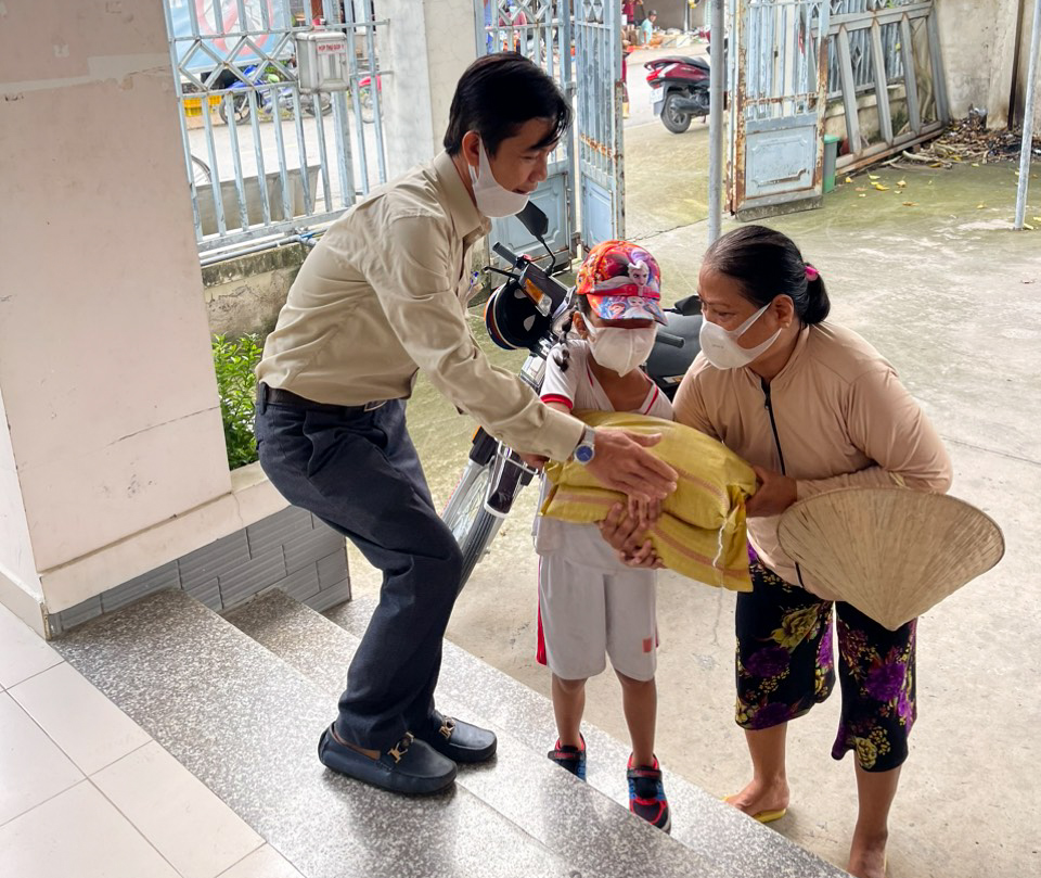 Trân trọng đóng góp của các cán bộ tổ dân phố - Ảnh 1. Trân trọng đóng góp của các cán bộ tổ dân phố - Ảnh 1.