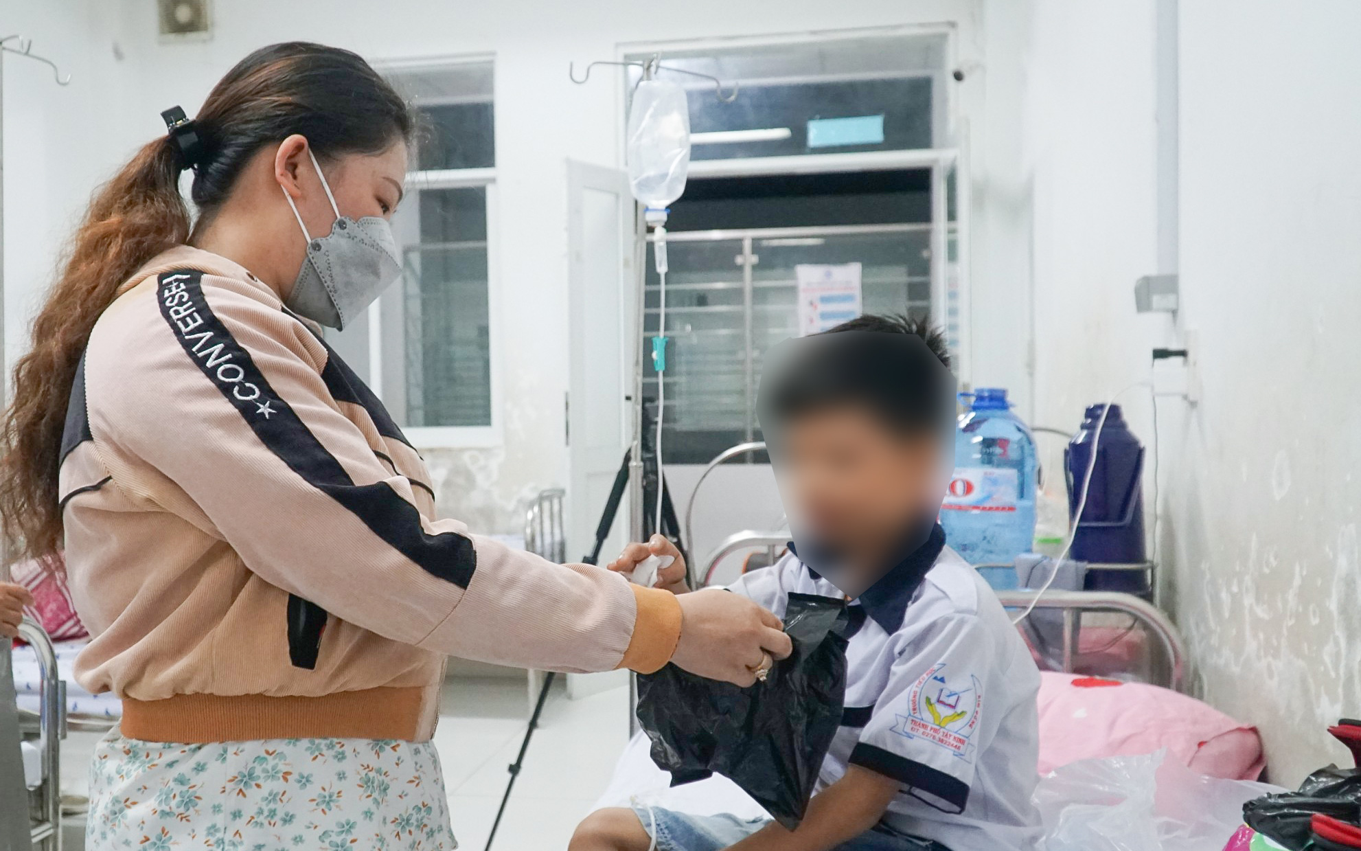 Hai em nhỏ co giật, suy tim sau khi ăn bim bim, mì cay- Ảnh 2. 10 học trò tiểu học, mầm non đi cấp cứu nghi do ăn cơm cuộn trước cổng trường