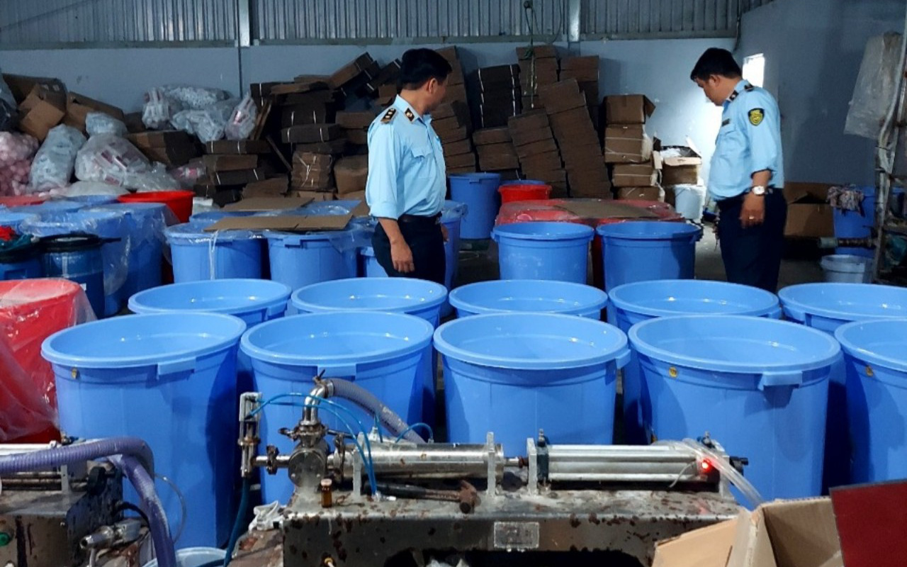 TP.HCM: Phát hiện 5 kho chứa và xưởng "xô chậu" pha chế hàng chục nhãn hiệu dầu gội, sữa tắm giả