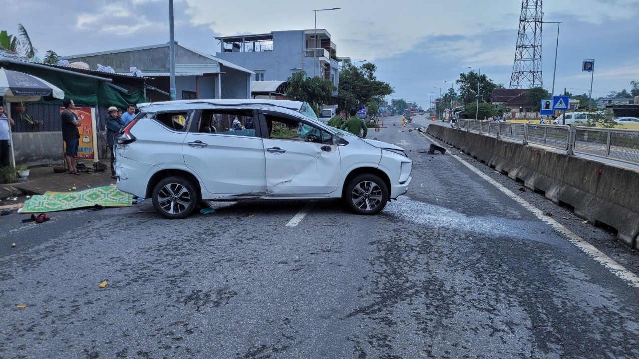 Ô tô tông dải phân cách, lộn nhiều vòng, 2 người chết, 3 người bị thương - Ảnh 1.