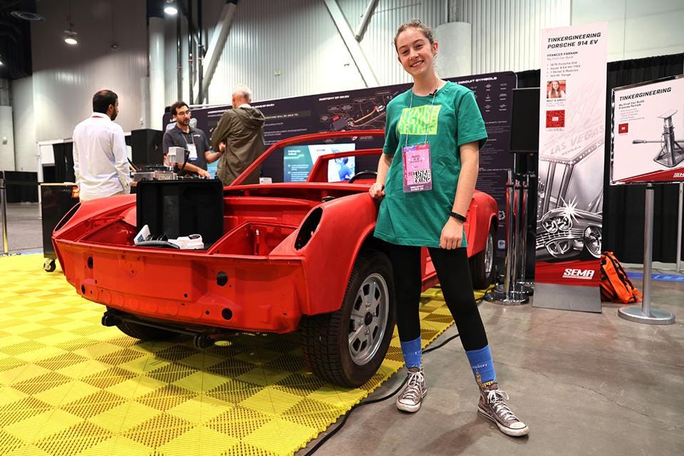 Cô bé 14 tuổi tự làm Porsche 914 điện bằng tiền bán rau gây sốt tại triển lãm xe độ - Ảnh 1.