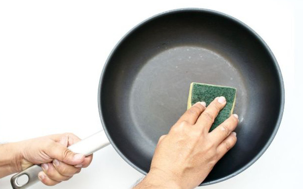 Dùng chảo chống dính có gây hại cho sức khỏe như 'tin đồn'? - Ảnh 3. Một vết xước nhỏ trên chảo chống dính giải phóng hàng nghìn vi nhựa