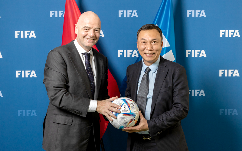 Chủ tịch FIFA Gianni Infantino chúc mừng ông Trần Quốc Tuấn đắc cử chủ tịch VFF