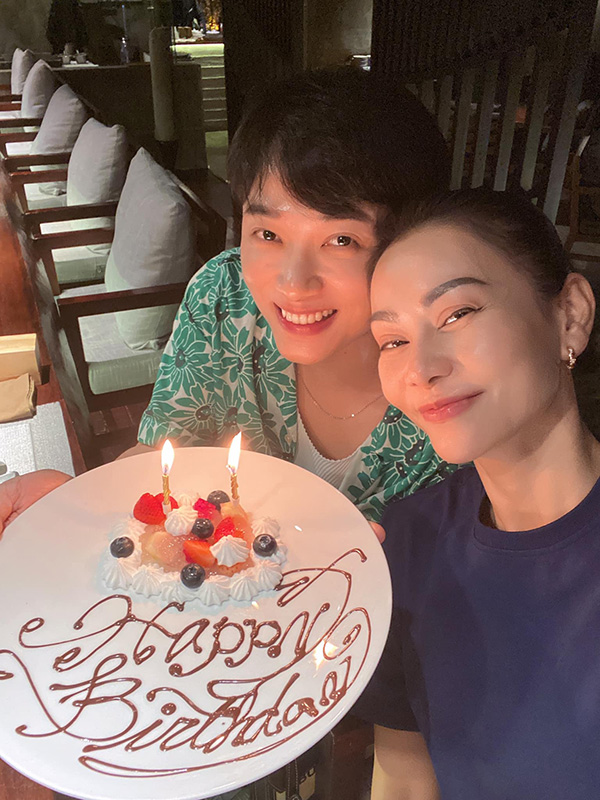 Sao Việt 112 Đan Trường diện đồ đôi đón sinh nhật cùng vợ cũ