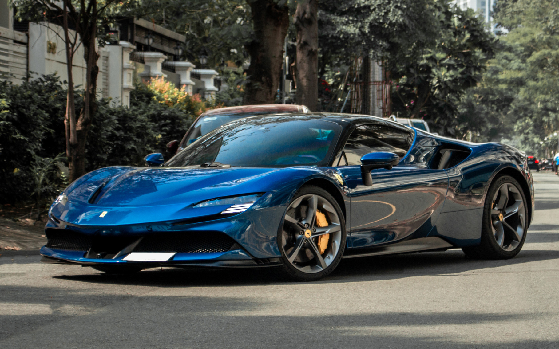 Cường Đô la 'chốt' mua Ferrari 12 Cilindri trên mạng xã hội, giá có thể lên tới hàng chục tỉ- Ảnh 10. Nguyễn Quốc Cường lái Ferrari SF90 Spider giá hơn 40 tỉ đồng đi đăng ký biển số