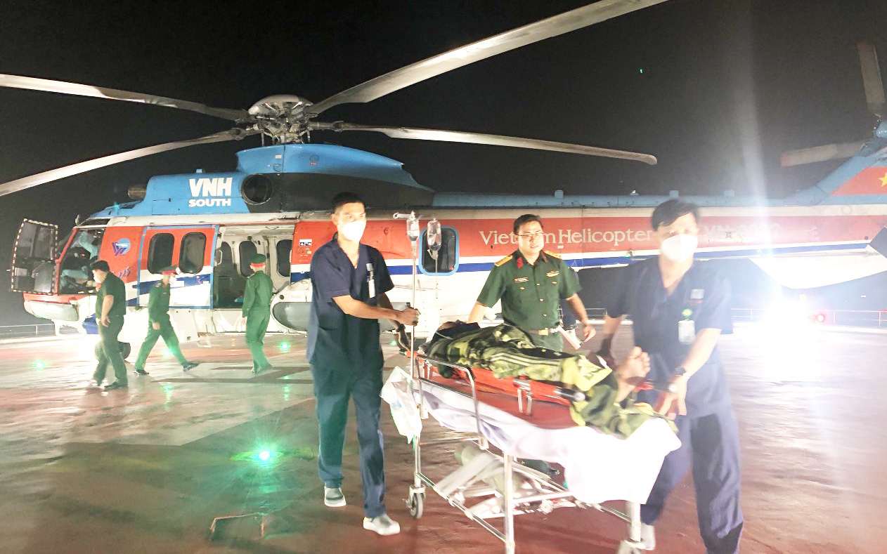 Vượt mưa dông, trực thăng đưa ngư dân đột quỵ từ Trường Sa vào đất liền điều trị