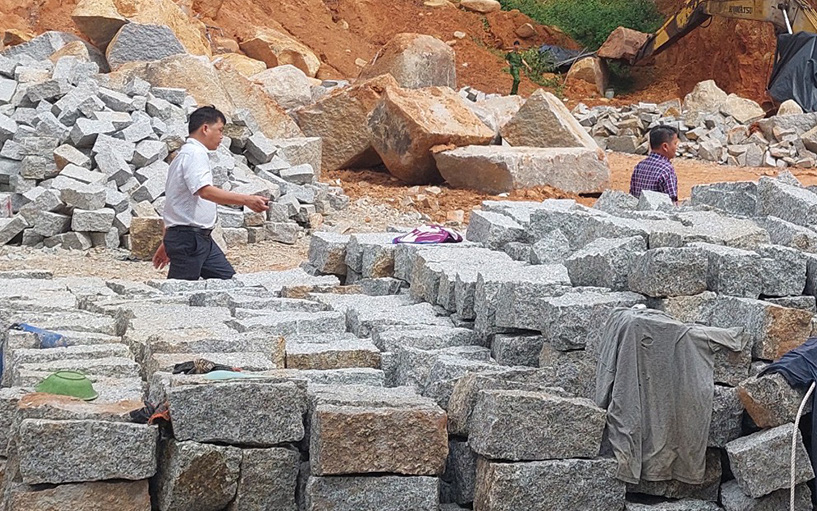 Truy tìm chủ nhân của 7 xe múc, 50.000 viên đá chẻ khai thác ‘lậu' vừa bị công an đột kích phát hiện