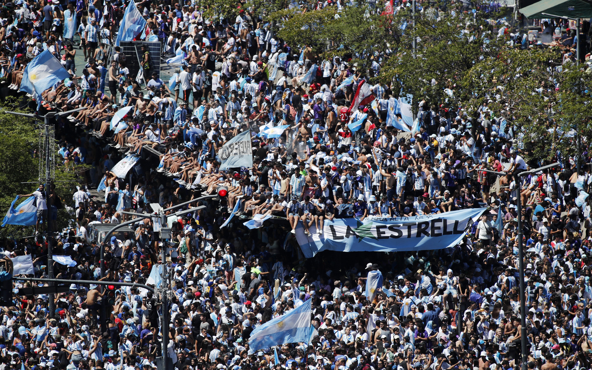 Biển người ở Buenos Aires chờ đón huyền thoại Messi và tuyển Argentina