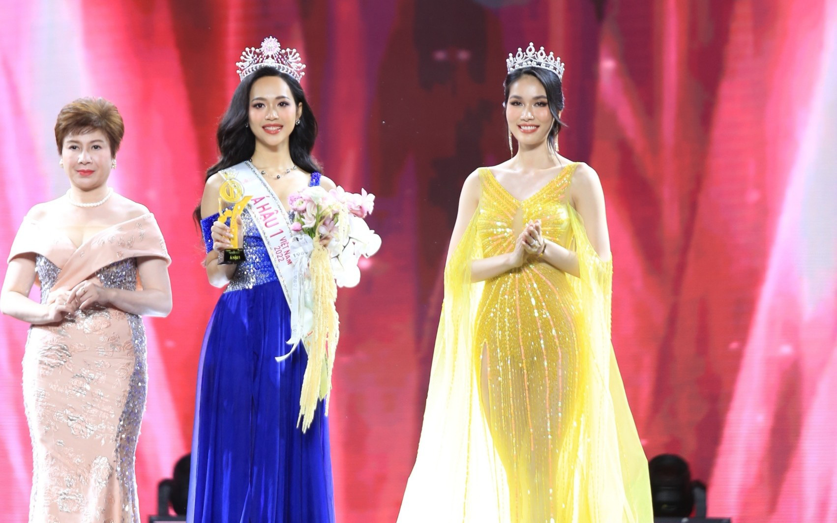 Á hậu Phương Anh xin lỗi về chiếc đầm 