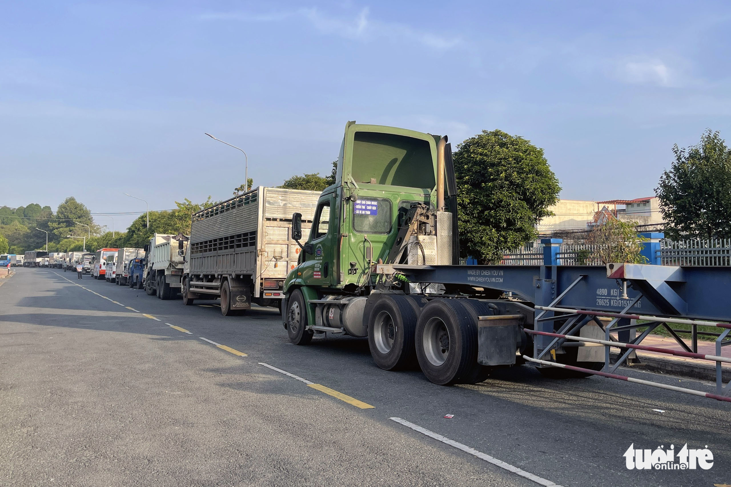 Ô tô đậu hàng dài gần 2km trước cửa trung tâm chờ đăng kiểm - Ảnh 1. Ô tô đậu hàng dài gần 2km trước cửa trung tâm chờ đăng kiểm - Ảnh 1.