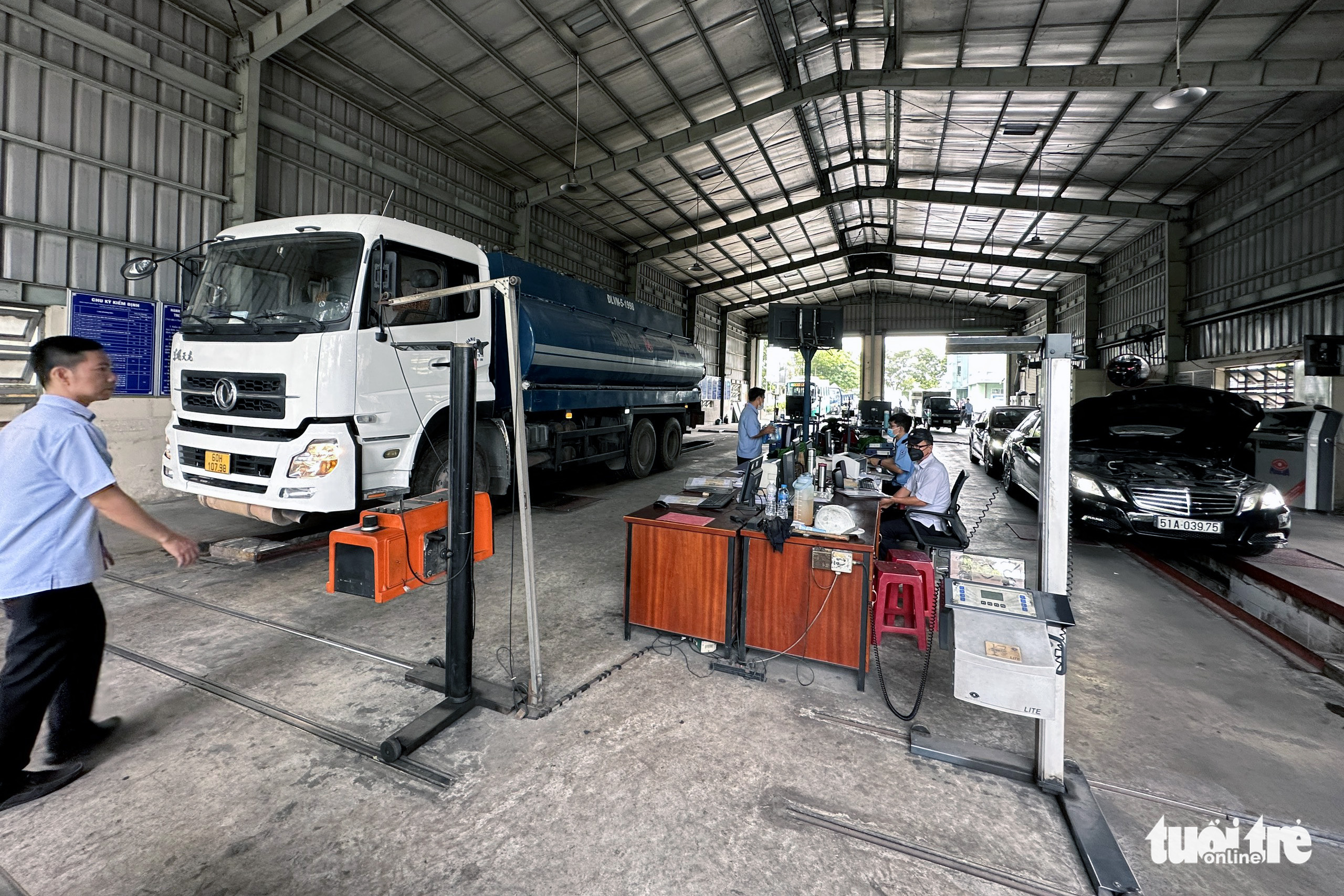 Ô tô đậu hàng dài gần 2km trước cửa trung tâm chờ đăng kiểm - Ảnh 2. Ô tô đậu hàng dài gần 2km trước cửa trung tâm chờ đăng kiểm - Ảnh 2.