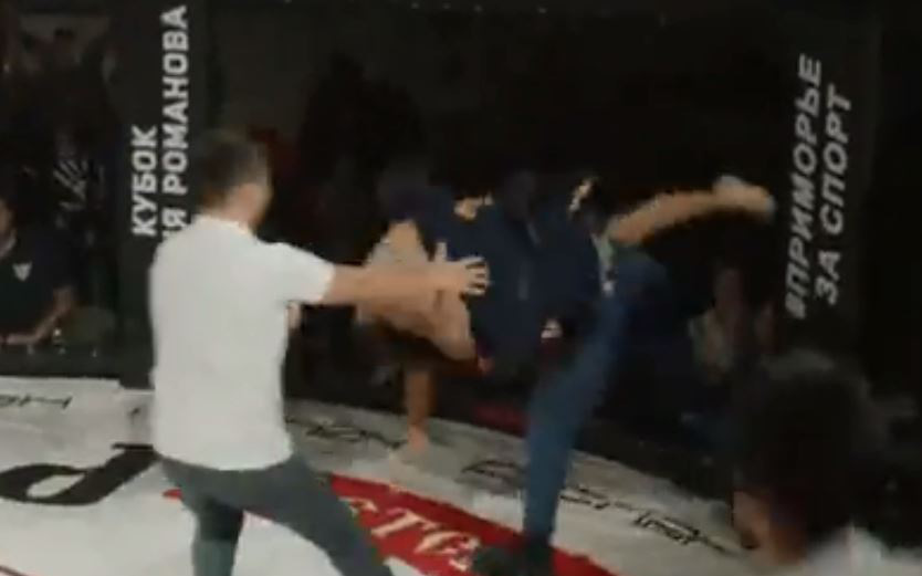 Võ sĩ MMA bị đấm gục trên sàn đấu, người bạn nổi giận tấn công đối thủ