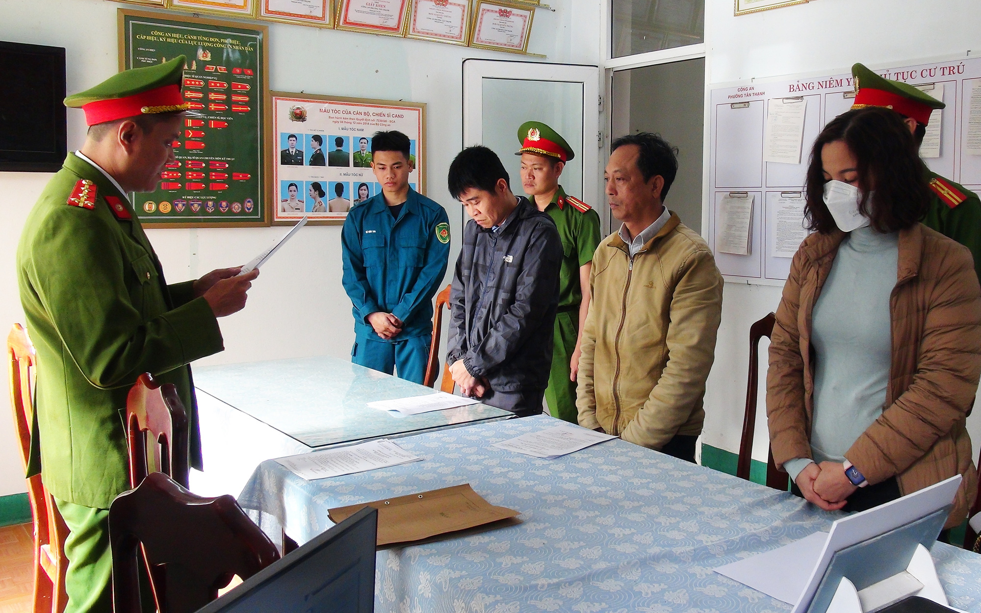 Bắt 2 giám đốc doanh nghiệp bắt tay kế toán phòng giáo dục trong đấu thầu