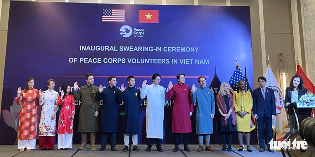 Tình nguyện viên Mỹ mặc áo dài tuyên thệ tôn trọng văn hóa Việt Nam - Ảnh 1.