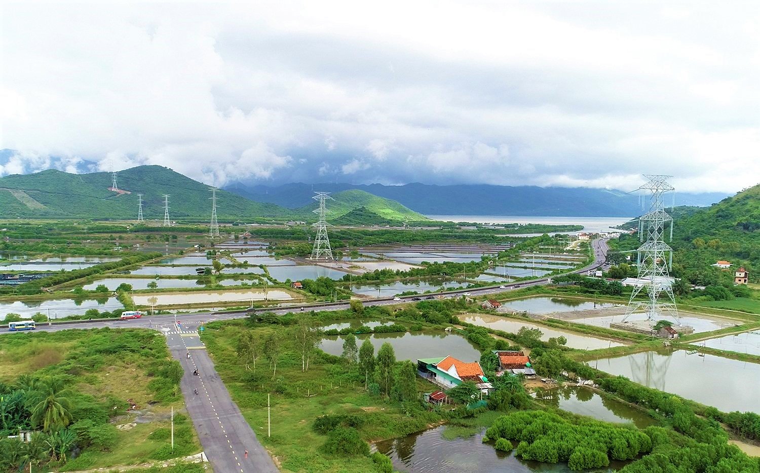 Dự án đường dây 500kV Vân Phong - Vĩnh Tân chính thức đóng điện - Ảnh 1.