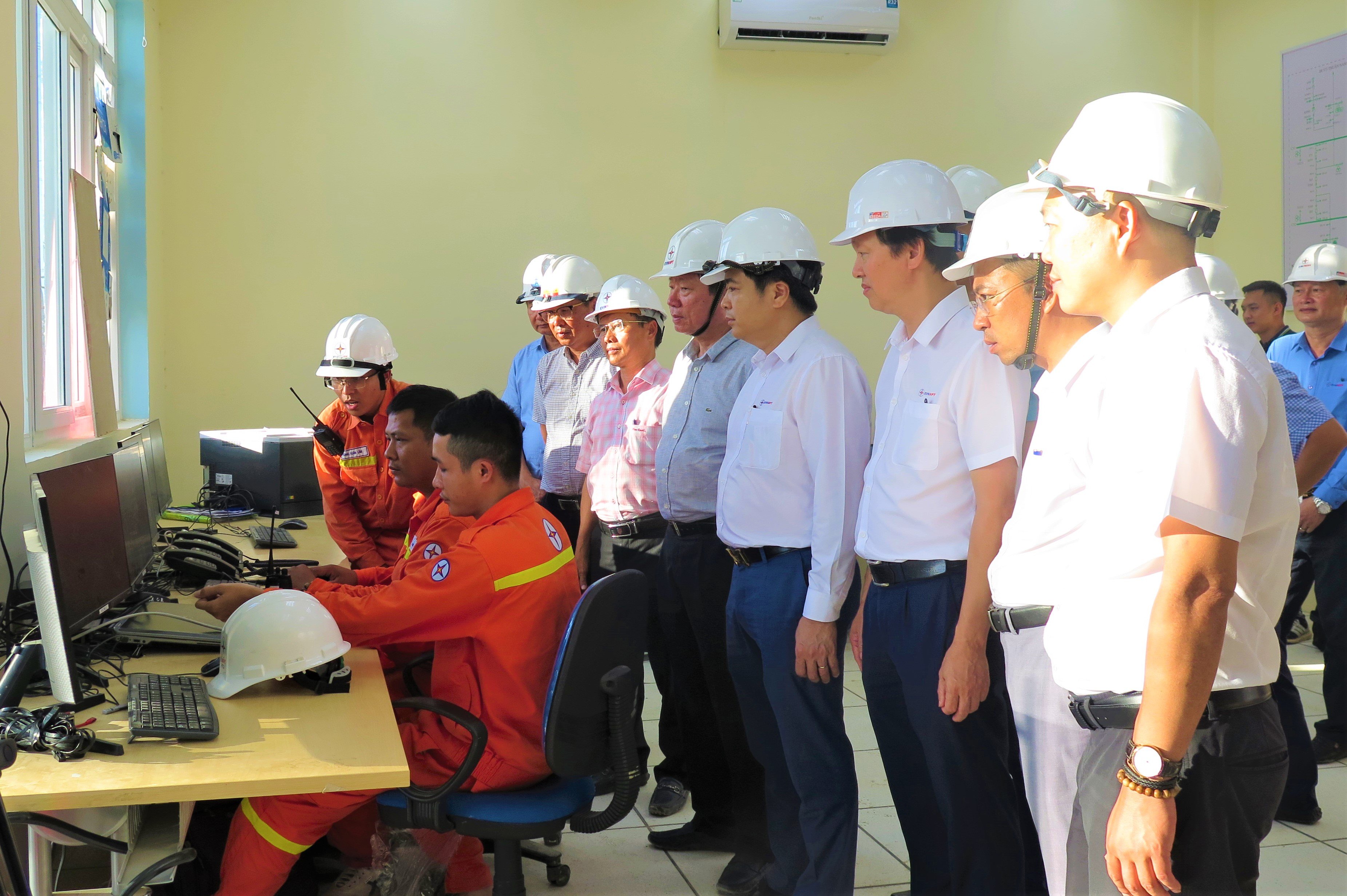 Dự án đường dây 500kV Vân Phong - Vĩnh Tân chính thức đóng điện - Ảnh 2.