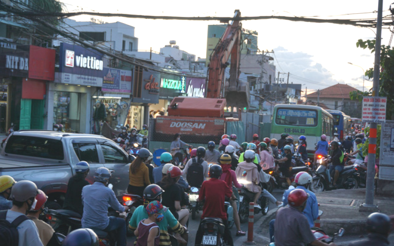 Đường sá ở Thủ Đức làm bầy hầy, Sở GTVT TP.HCM ra cảnh báo lần... 5