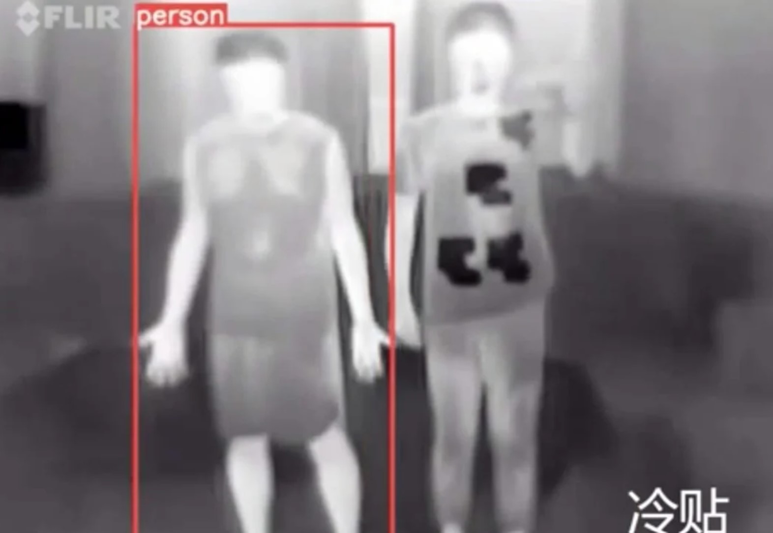 Trung Quốc phát minh ‘áo choàng tàng hình’ có thể đánh lừa camera an ninh - Ảnh 1.