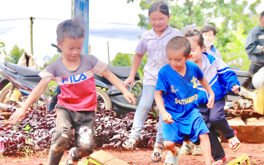Tết về vùng sâu tạo niềm vui cho trẻ- Ảnh 13. Đắk Lắk: Thanh niên về vùng sâu làm sân chơi cho trẻ