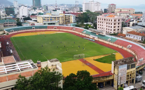 Người xem bóng đá lo sân vận động 19-8 Nha Trang khó thoát hiểm