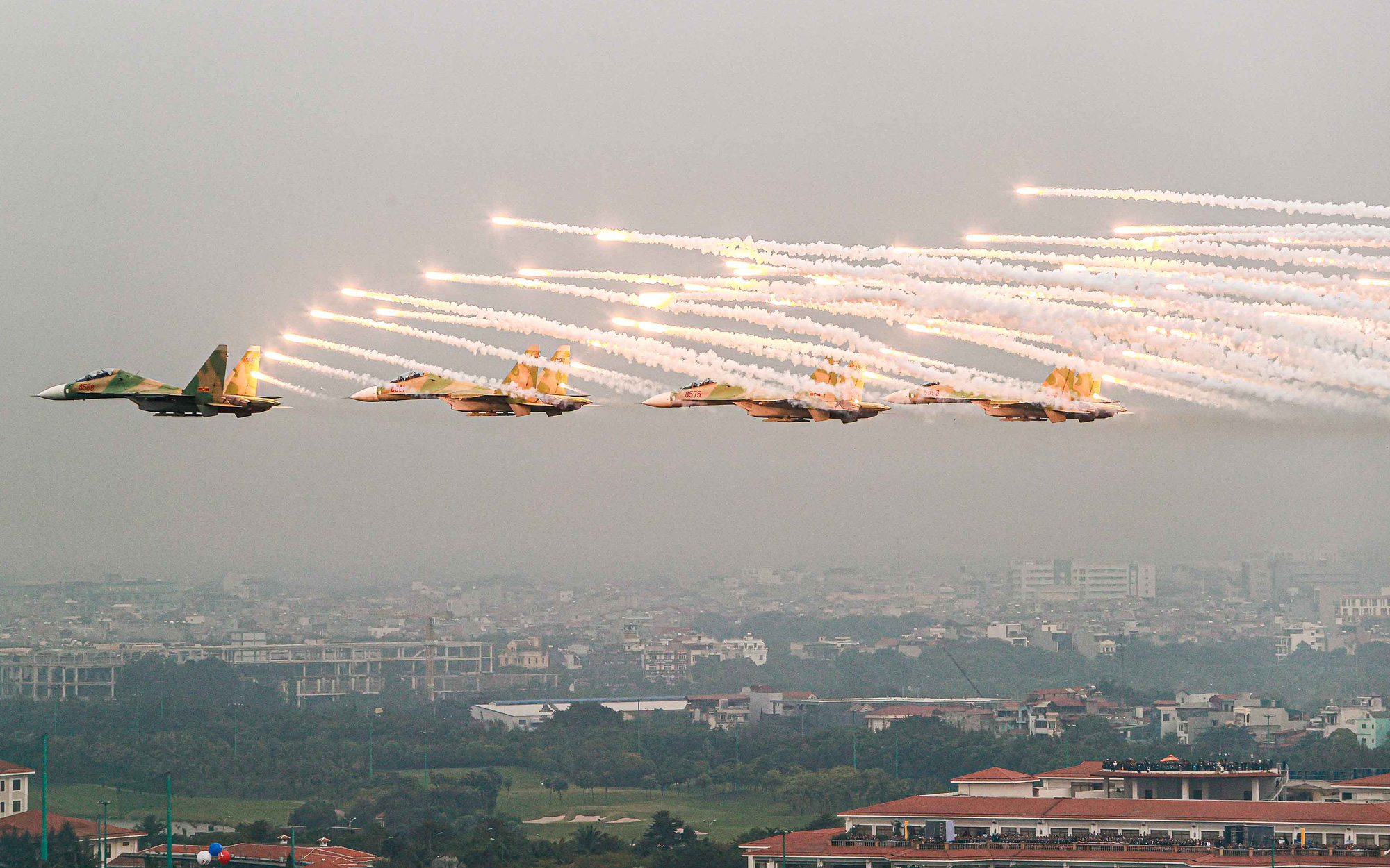 'Hổ mang chúa' Su-30MK2 trình diễn ấn tượng tại Triển lãm Quốc phòng quốc tế Việt Nam