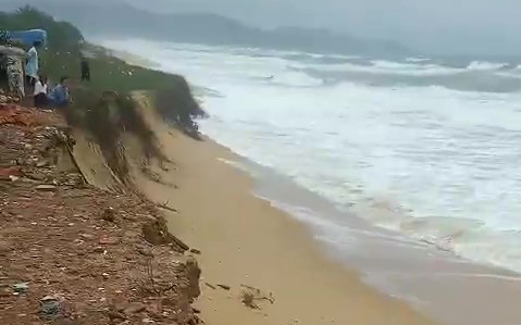 Mưa lớn kèm sóng biển mạnh, 200m đường bờ biển sạt lở uy hiếp nhiều hộ dân