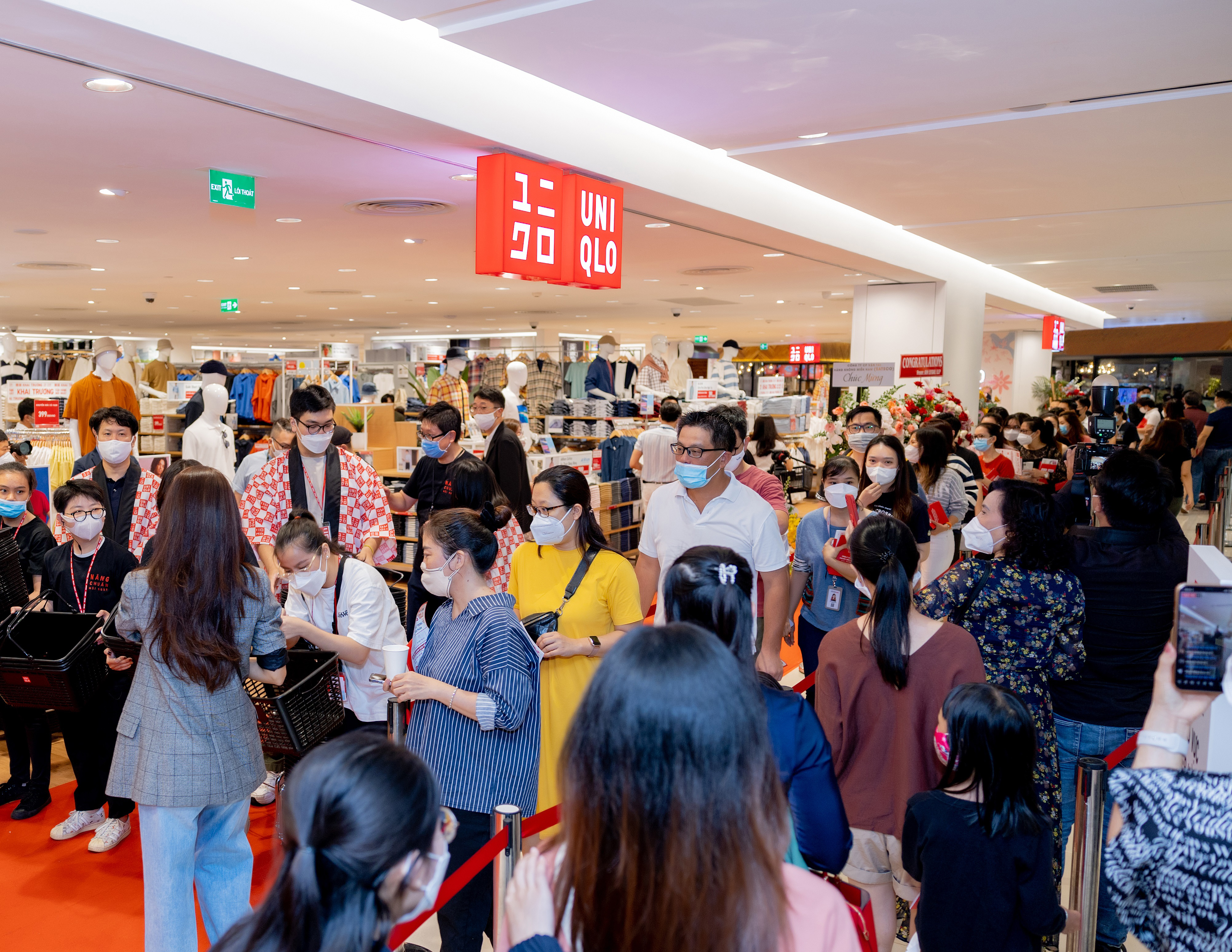 UNIQLO tại Việt Nam: Ba năm gian khó biết bao là tình - Ảnh 1. UNIQLO tại Việt Nam: Ba năm gian khó biết bao là tình - Ảnh 1.