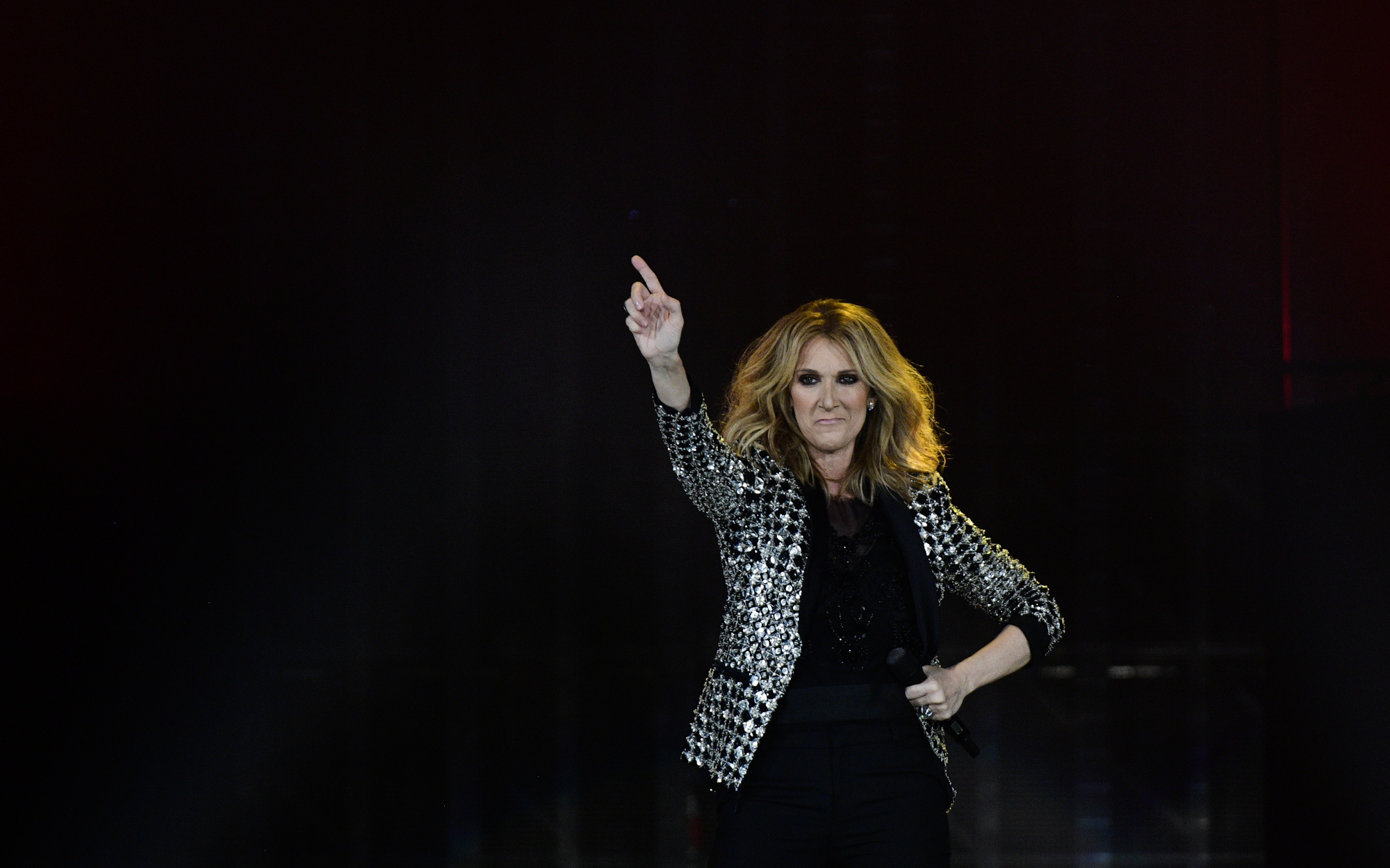 Celine Dion: Bệnh hiểm nghèo không quật ngã một diva- Ảnh 3. Celine Dion mắc chứng rối loạn thần kinh hiếm gặp, hủy hoãn hàng loạt buổi diễn