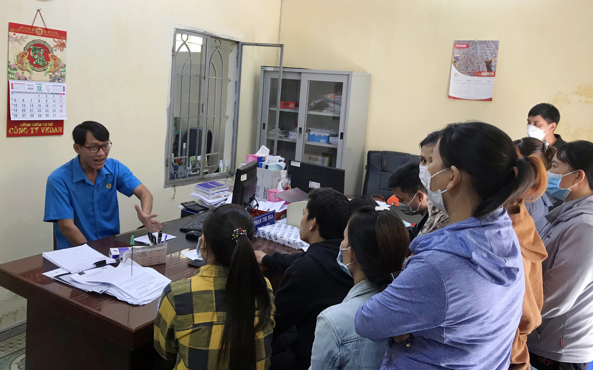 Bình Dương vào cuộc vụ “vợ chồng công nhân bị bỏ rơi, không trả lương”- Ảnh 2. Chủ Hàn Quốc mất tăm, hàng chục công nhân bị nợ lương kêu cứu