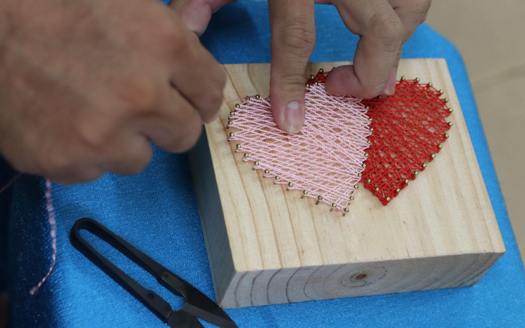 Tranh từ đinh - chỉ làm quà cực lạ cho dịp Valentine