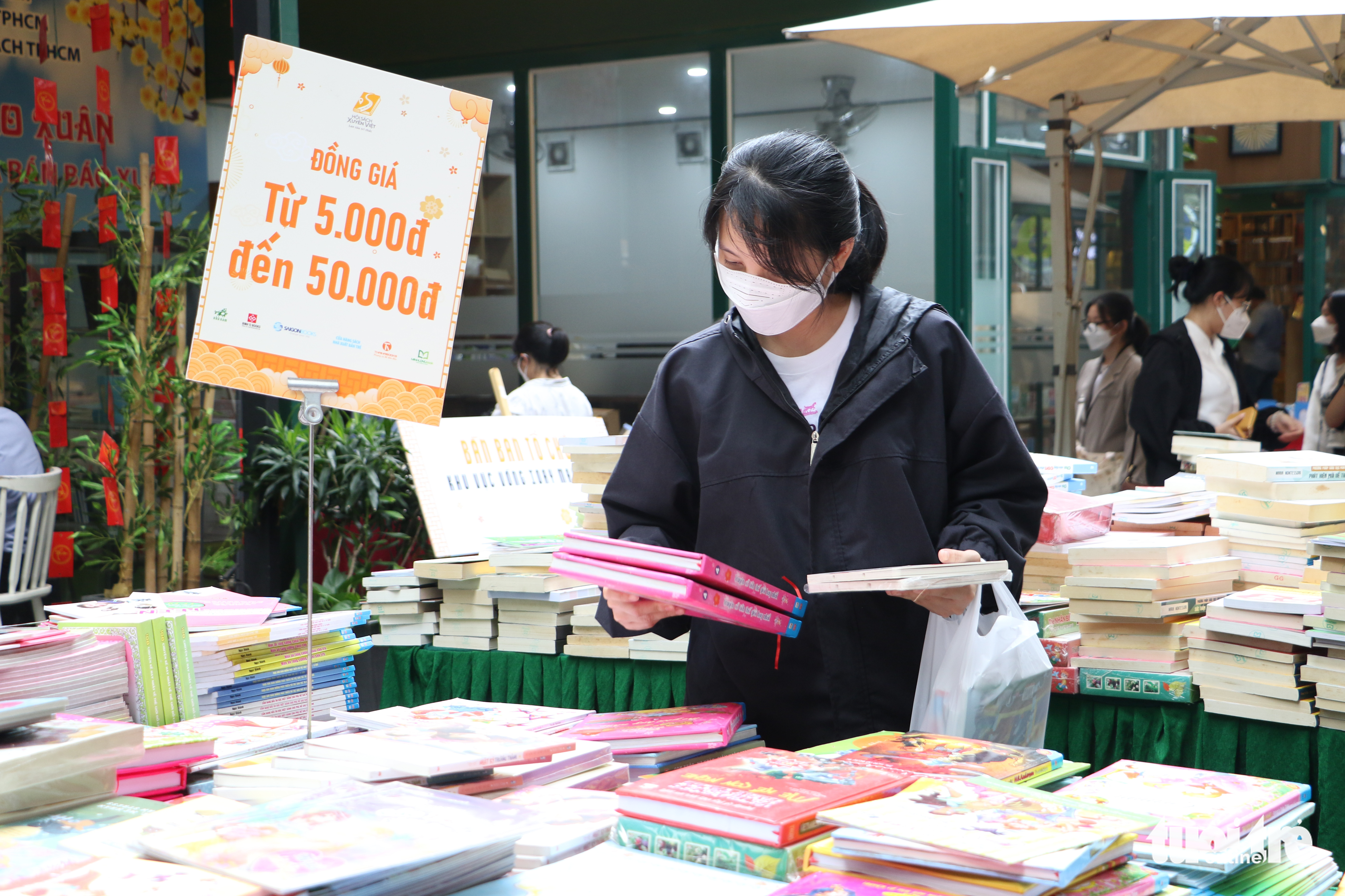 Mê mẩn với hội chợ sách giảm giá còn 5.000 - 10.000 đồng - Ảnh 8.