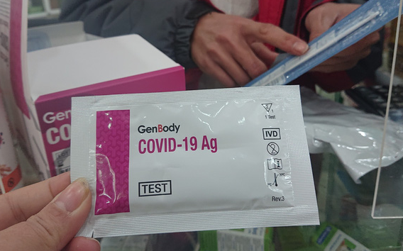 Kit xét nghiệm nhanh COVID-19, nước muối sinh lý "cháy hàng", giá mỗi nơi một kiểu