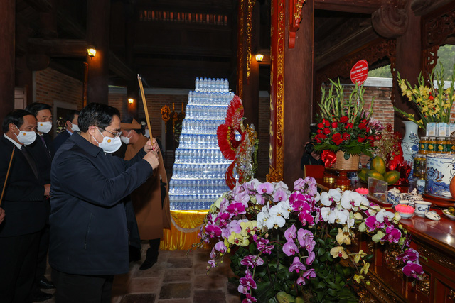 Thủ tướng Phạm Minh Chính dâng hương tưởng niệm Chủ tịch Hồ Chí Minh - Ảnh 3.