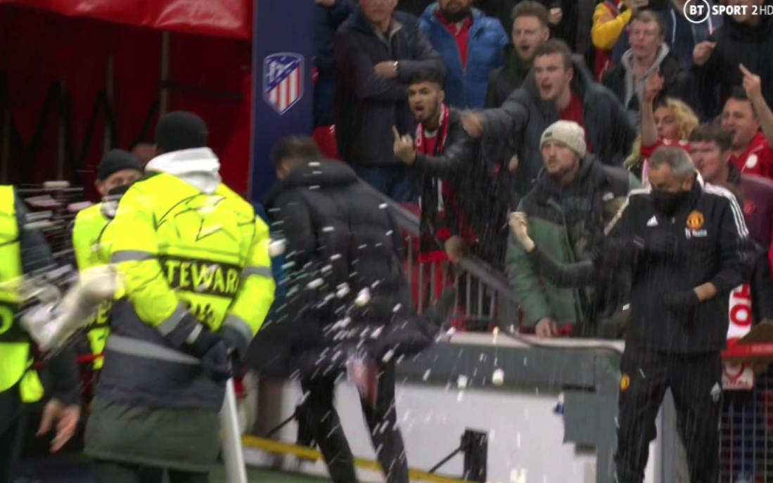 Diego Simeone gọi Messi là 'chú lùn' để kích thích cầu thủ Atletico Madrid- Ảnh 2. Bị CĐV M.U ném vật thể lạ, HLV Simeone cuống cuồng 'chạy trốn'