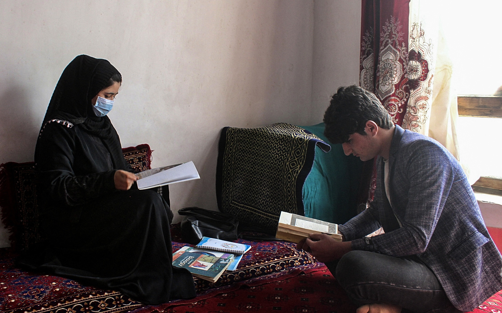 Taliban cho phép nữ sinh cấp 2 đến trường rồi đổi ý sau vài giờ