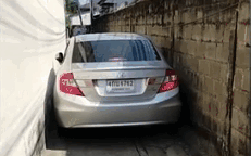 Thót tim xem xe buýt đi men vách núi Himalaya: Hơn phim mạo hiểm- Ảnh 2. Cụp gương, lái Honda Civic tài tình qua ngõ hẹp suốt 30 năm