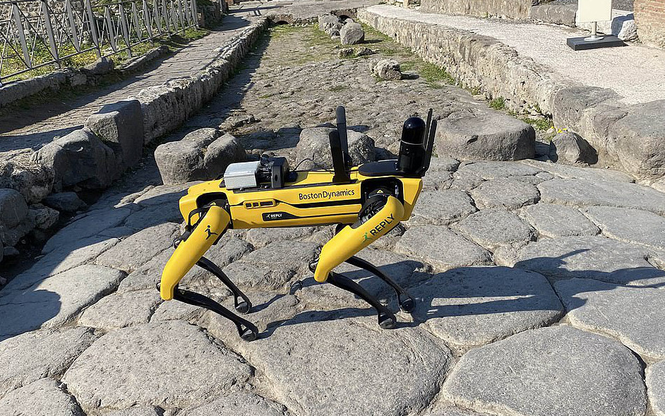 Trung Quốc: Du khách thích thú với chó robot dọn rác trên núi Thái Sơn - Ảnh 2.