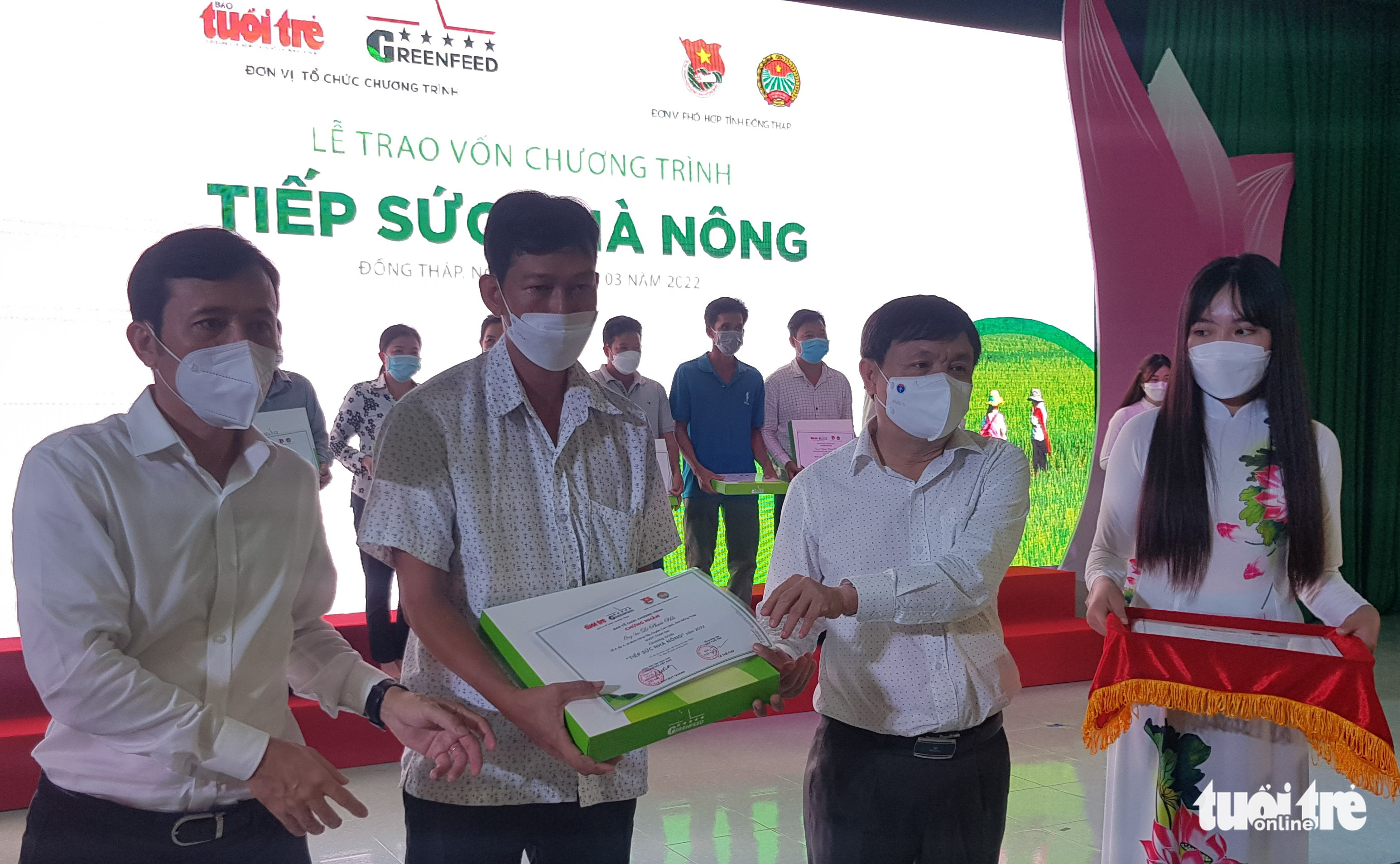 Hỗ trợ vốn vay không lãi suất và tặng quà hơn 940 triệu đồng cho 40 nông dân đất sen hồng - Ảnh 1.