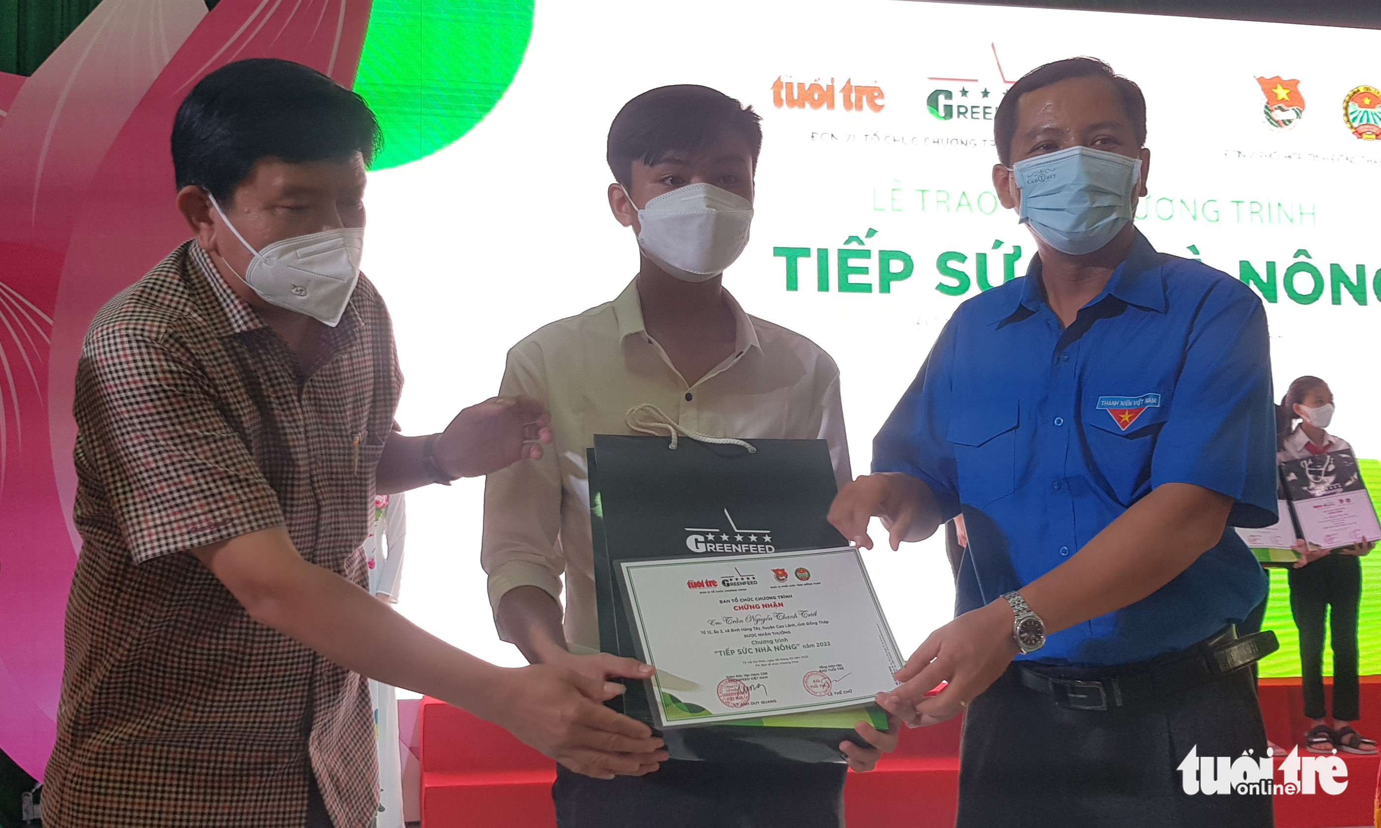 Hỗ trợ vốn vay không lãi suất và tặng quà hơn 940 triệu đồng cho 40 nông dân đất sen hồng - Ảnh 3.