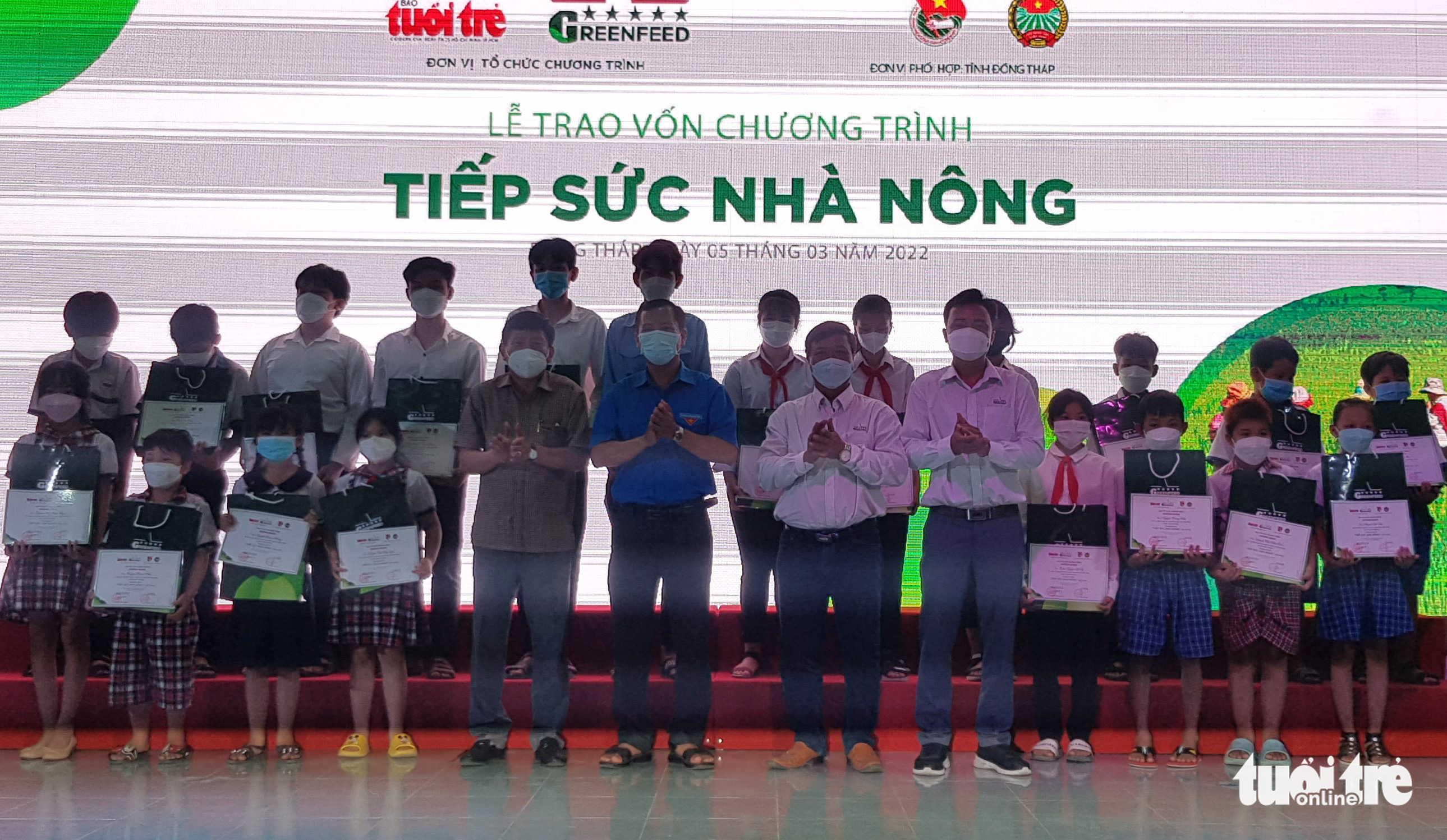 Hỗ trợ vốn vay không lãi suất và tặng quà hơn 940 triệu đồng cho 40 nông dân đất sen hồng - Ảnh 4.