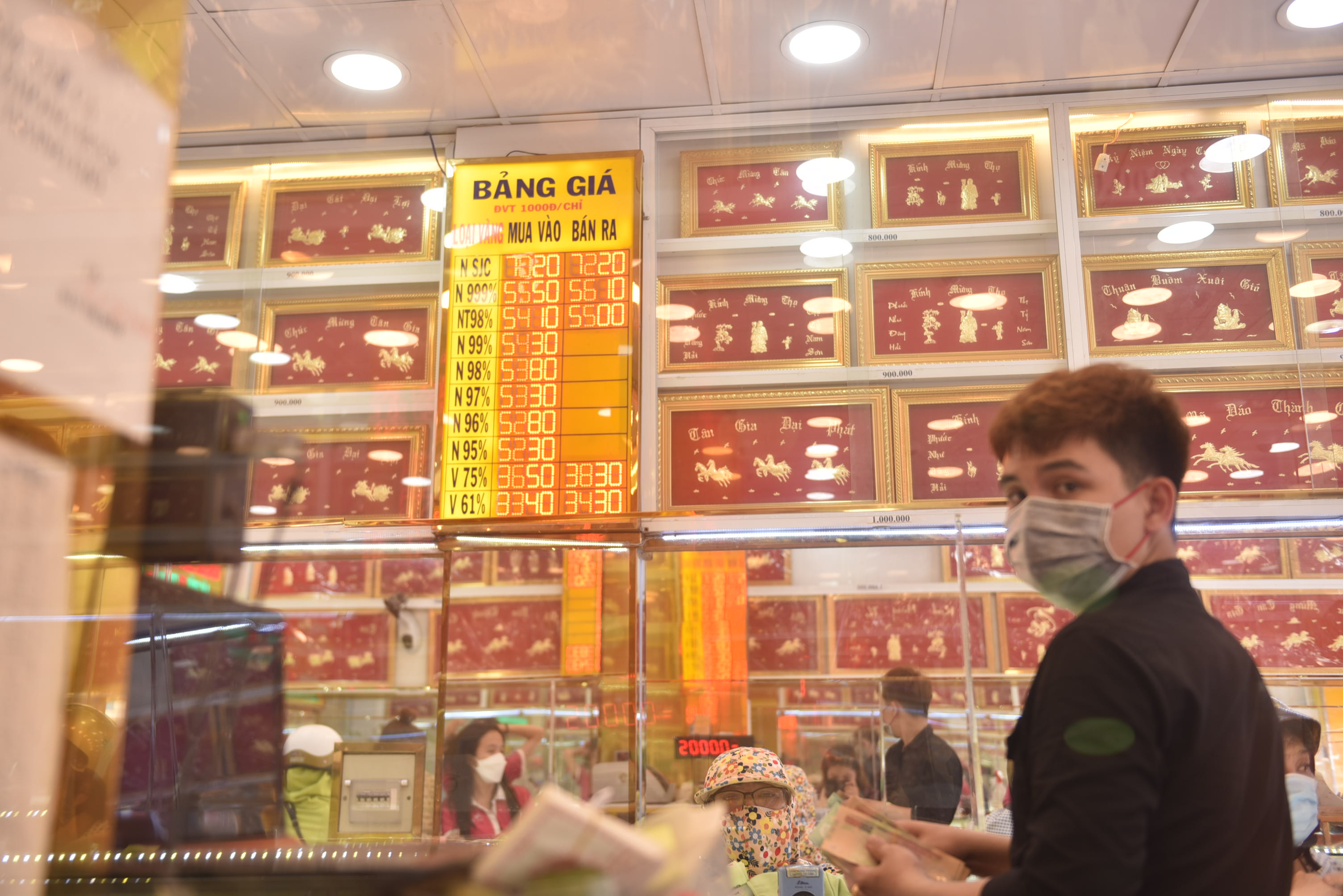 Vọt lên 74 triệu đồng/lượng, giá vàng trong nước cao hơn thế giới 18 triệu/lượng - Ảnh 1. giá vàng ta lên cao nhất là bao nhiêu