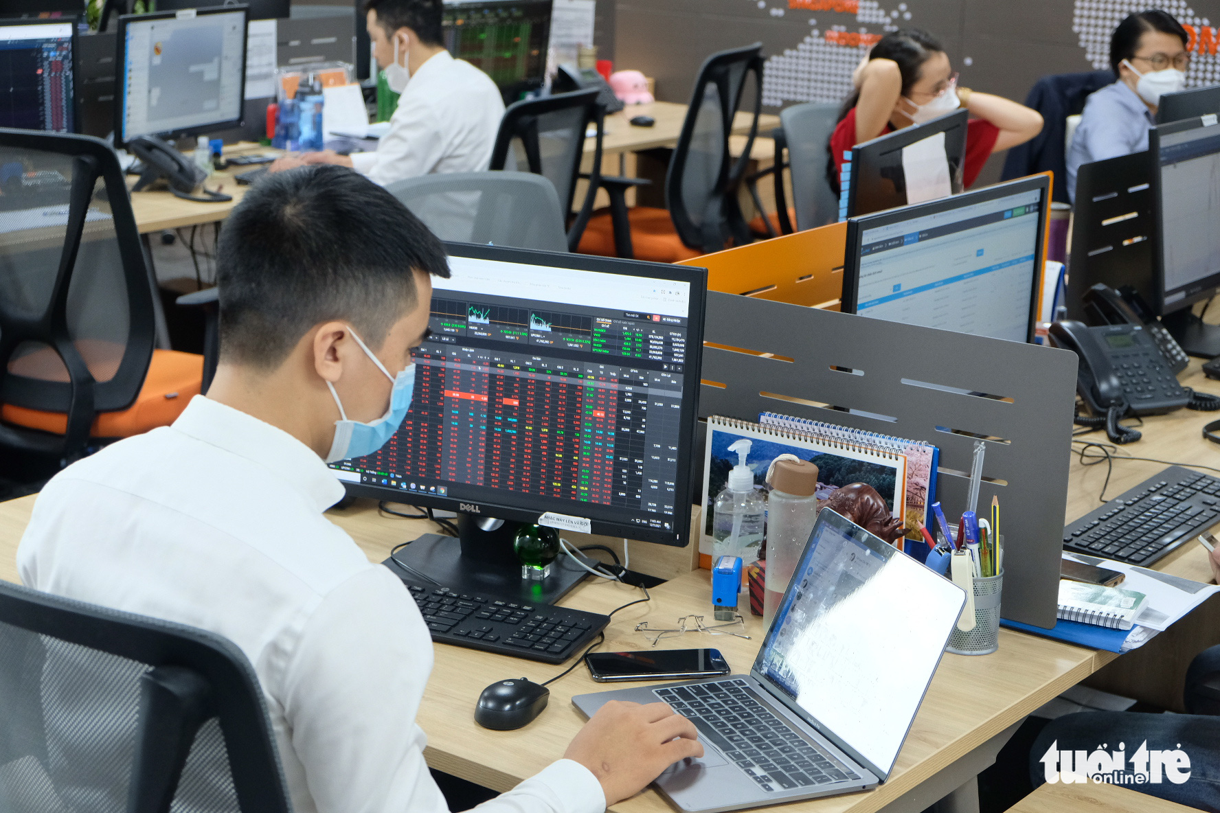 Chứng khoán lao dốc, nhiều nhà đầu tư than đi bụi rồi - Ảnh 1.