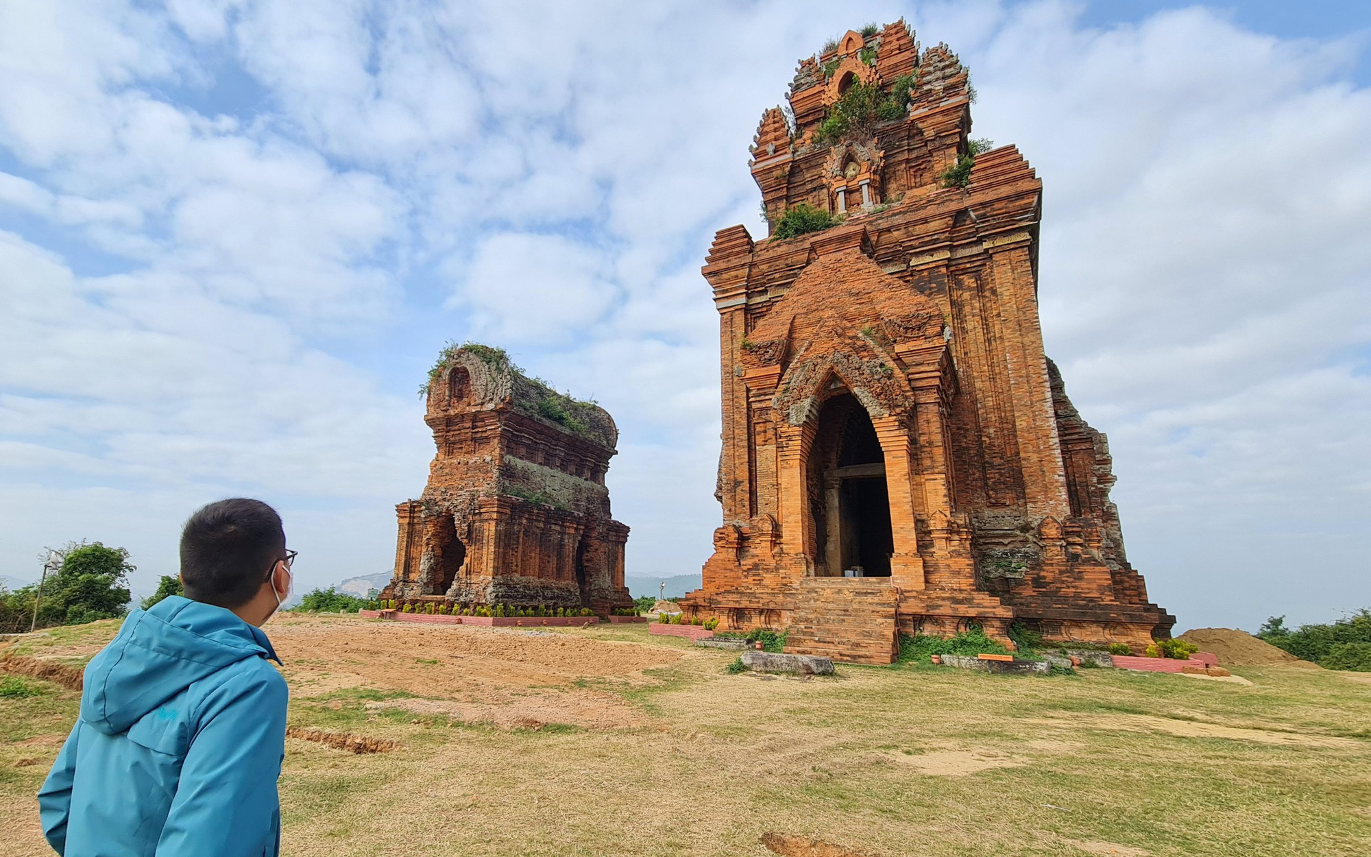 Để xe múc vào thi công trong vùng 1 tháp Bánh Ít nghìn tuổi: Trách nhiệm của chủ đầu tư