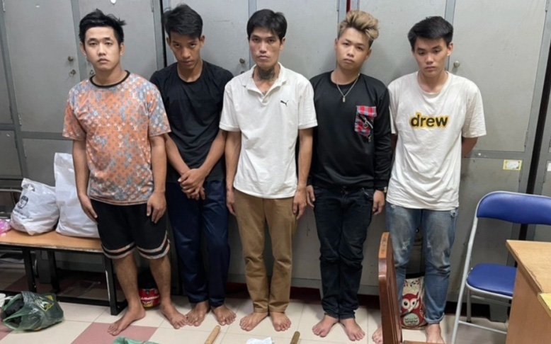 Đòi nợ người yêu cũ bất thành, cô gái "méc" bạn trai mới, 10 người đi chém 3 người
