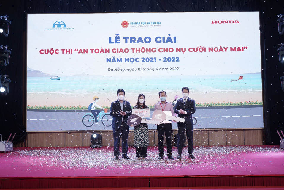 Trao giải cuộc thi ‘An toàn giao thông cho nụ cười ngày mai’ năm 2021 - 2022 - Ảnh 3.