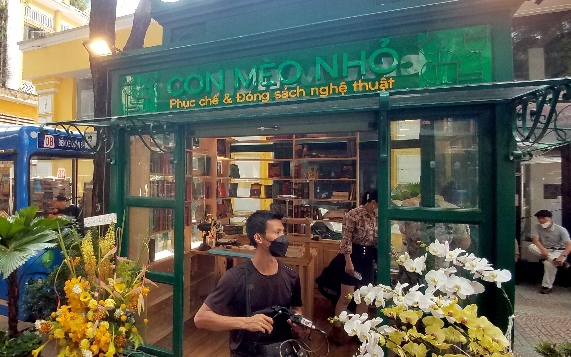 Chàng trai mê phục chế sách, mở lớp miễn phí- Ảnh 4. Khai trương gian hàng phục chế sách xưa quý hiếm tại Đường sách