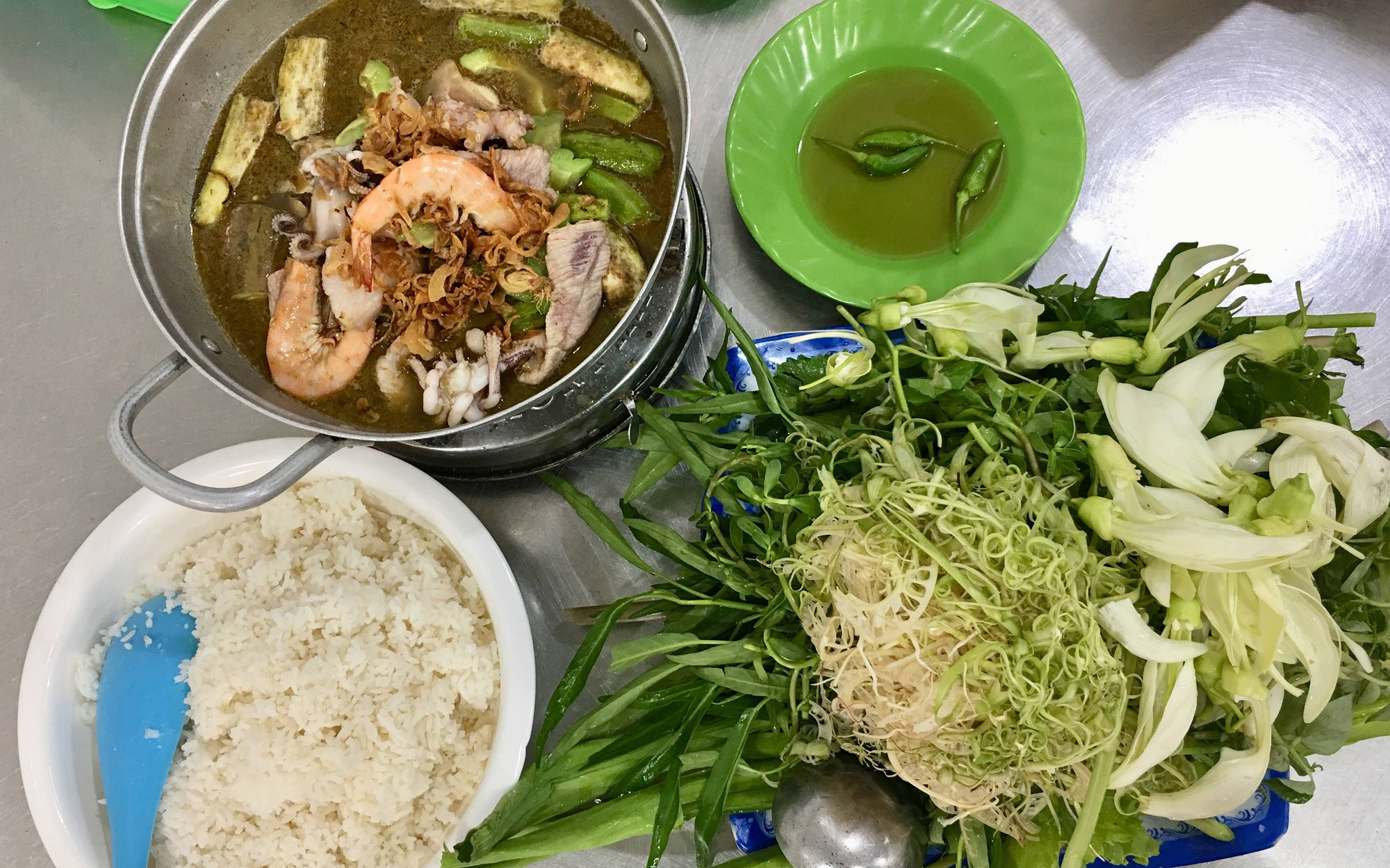 Dùng nước mía tránh mất nước ngày nắng nóng và chữa nhiều bệnh- Ảnh 3. Mỹ Tho "tánh kỳ": Lẩu mắm khổ qua sống cắt lát, nước mía rau câu "full topping"