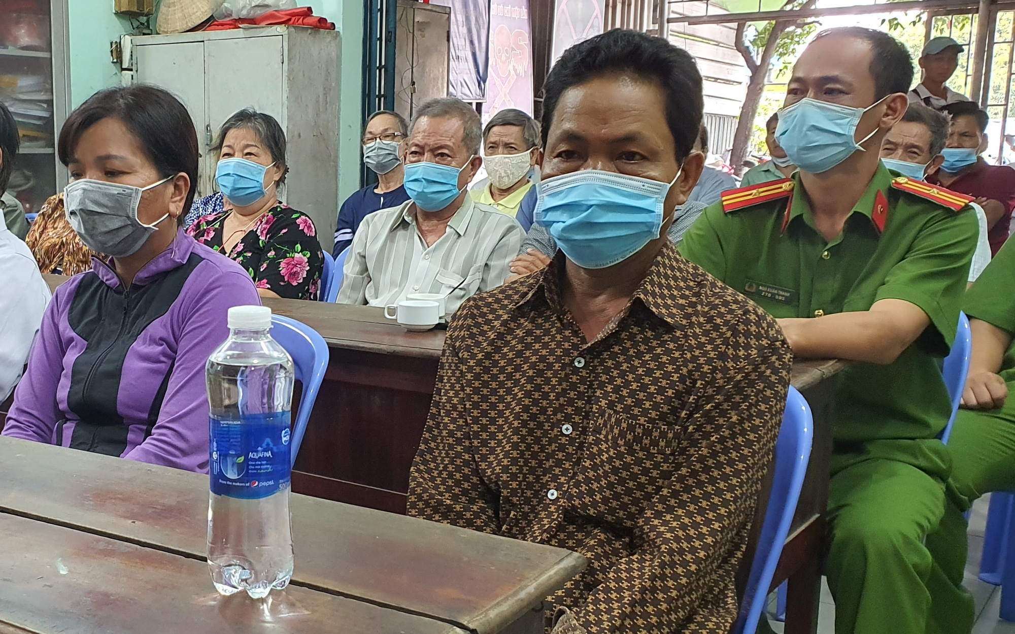 Cảnh báo nạn xe ôm cát cứ bến bãi, đánh tài xế xe công nghệ- Ảnh 7. Xe ôm truyền thống đòi đánh xe ôm Grab: Phạt tiền và kiểm điểm công khai