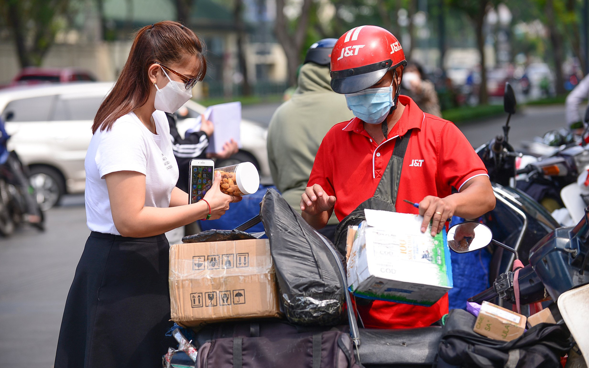 Dịch vụ chuyển phát nhanh cạnh tranh nhau hoạt động xuyên lễ